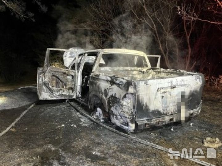 [김포=뉴시스] 화재로 전소된 스포츠유틸리티차량(SUV). (사진=김포소방서 제공) 2026.01.06. photo@newsis.com