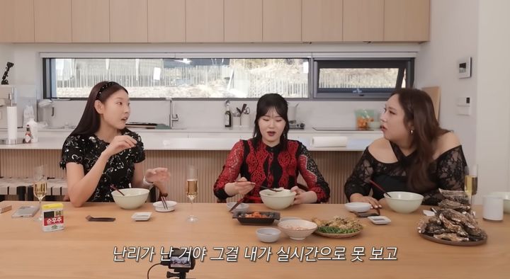 [뉴시스]한혜진, 엄지윤, 풍자가 모여 이야기를 하고 있다. (사진 = 한혜진 유튜브 캡처) *재판매 및 DB 금지