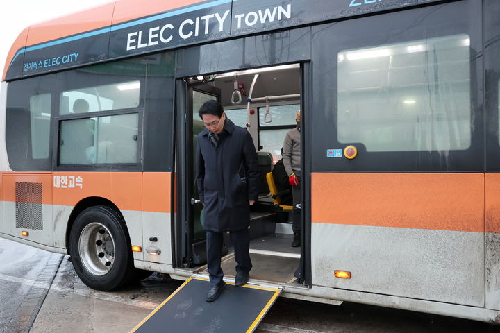 [고창=뉴시스] 심덕섭 전북 고창군수가 새로 도입한 친환경 전기 저상버스를 시승하고 있다. (사진=고창군 제공) 2026.01.06. photo@newsis.com&nbsp; *재판매 및 DB 금지