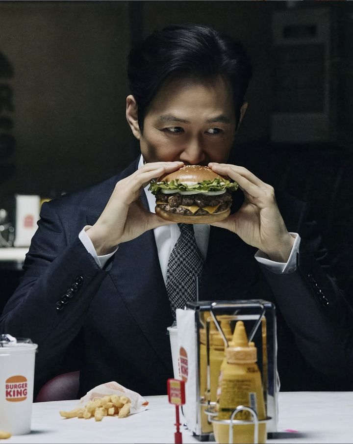 [서울=뉴시스] 버거킹코리아가 배우 이정재를 약 9년 만에 제품 광고 모델로 기용하고 신제품을 선보일 예정이다. (사진=버거킹코리아 사회관계망서비스 갈무리) 2026.01.06. photo@newsis.com *재판매 및 DB 금지