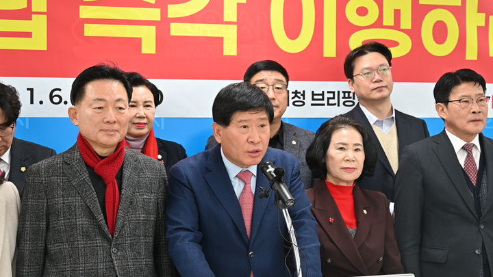 [천안=뉴시스] 최영민 기자=홍성현 충남도의회 의장을 비롯한 국민의힘 지방선거 출마 예정자들이 6일 천안시청에서 국립치의학연구원 천안설립 관철을 주장하는 기자회견을 열었다. 2026.01.06 ymchoi@newsis.com *재판매 및 DB 금지