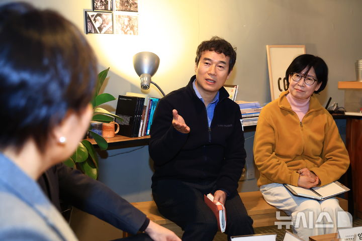 [세종=뉴시스] 농림축산식품부는 송미령 장관이 6일 서울 중구 소재 '쿠엔즈버킷'의 도심형 공장을 방문해 국산 콩기름 제조·가공시설을 시찰했다고 밝혔다. (사진=농식품부 제공) 2026.01.06. photo@newsis.com