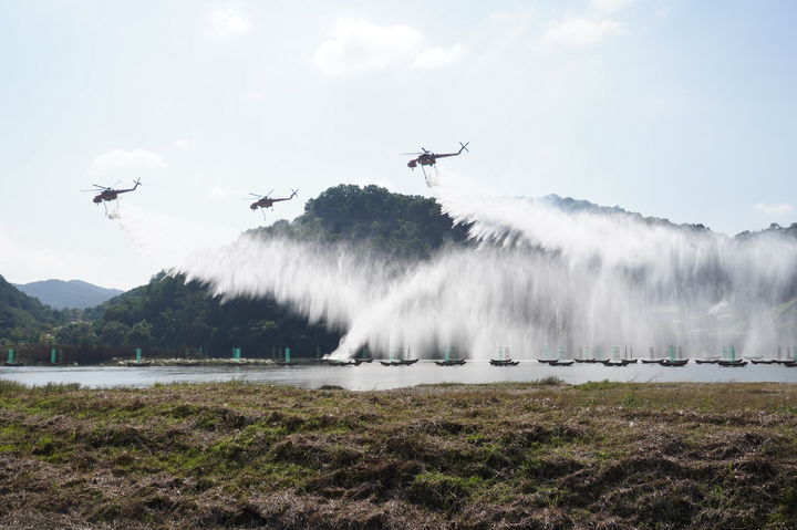 [대전=뉴시스] 산불진화헬기의 훈련 모습.(사진=산림청 제공) *재판매 및 DB 금지
