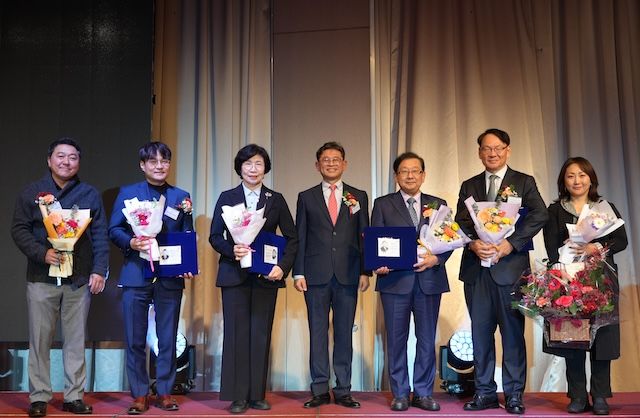 [서울=뉴시스] (왼쪽부터) 세종대 최승재, 양석용, 윤옥현 동문, 최성룡 총동문회장, 호사카 유지 교수, 한상현, 임정희 동문. (사진=세종대 제공) 2026.01.06. photo@newsis.com *재판매 및 DB 금지