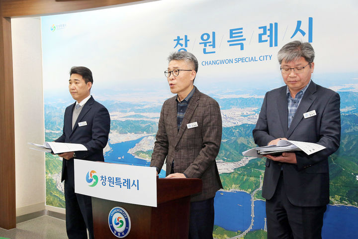 [창원=뉴시스] 강경국 기자 = 조성환 경남 창원시 미래전략산업국장이 6일 미래전략산업국 정례브리핑을 하고 있다. (사진=창원시청 제공). 2026.01.06. photo@newsis.com *재판매 및 DB 금지