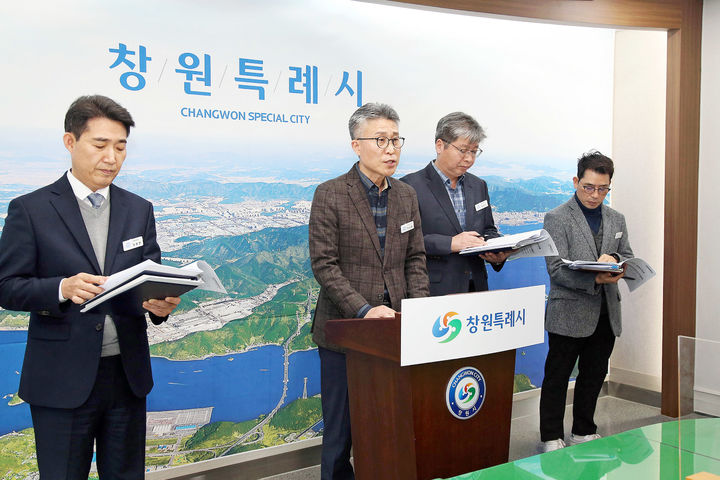 [창원=뉴시스] 조성환 경남 창원시 미래전략산업국장이 6일 시청 프레스센터에서 미래전략산업국 정례브리핑을 하고 있다. (사진=창원시청 제공) 2026.01.06. photo@newsis.com *재판매 및 DB 금지