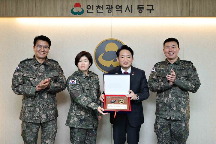 [인천=뉴시스] 인천 동구가 지난해 말 육군지상작전사령관으로부터 '예비군 육성지원 우수 지자체'로 선정돼 김찬진(오른쪽 두번째) 구청장이 감사패를 받고 기념사진을 촬영하고 있다. (사진=동구 제공) 2026.01.06. photo@newsis.com *재판매 및 DB 금지