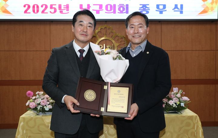 [울산=뉴시스] 울산 남구의회 이지현 행정자치위원장(오른쪽)이 대한민국시군자치구의회의장협의회로부터 '대한민국 지방의정 봉사상'을 수상했다. (사진=울산 남구의회 제공) 2026.01.06. photo@newsis.com *재판매 및 DB 금지
