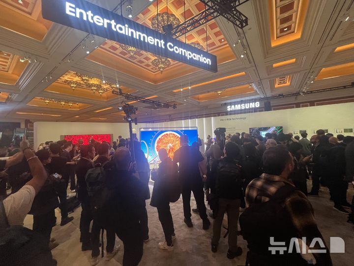 [라스베이거스=뉴시스]이현주 기자 = 삼성전자가 4~7일(현지시간) 미국 라스베이거스 윈 호텔에 CES 2026 단독 전시관을 열었다. 이번에 첫 공개한 130형 마이크로 RGB TV를 보기 위해 관람객들이 모여들고 있다. 2026.01.06. lovelypsyche@newsis.com