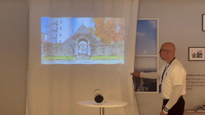 [라스베이거스=뉴시스]이현주 기자 = 삼성전자가 미국 라스베이거스에서 열리는 세계 최대 IT·전자 전시회 'CES 2026'에 단독 전시관을 마련했다. 커튼·모서리 등 평면이 아닌 곳에서도 최적화된 화면을 제공하는 AI 포터블 프로젝터 '더 프리스타일+'이 전시돼 있다. lovelypsyche@newsis.com