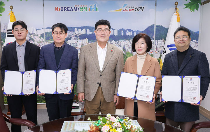 6일 삼척시 시민고충처리위원회 위촉식이 시장 집무실에서 박상수(가운데) 삼척시장이 위촉장을 수여하고 있다.(사진=삼척시 제공) *재판매 및 DB 금지