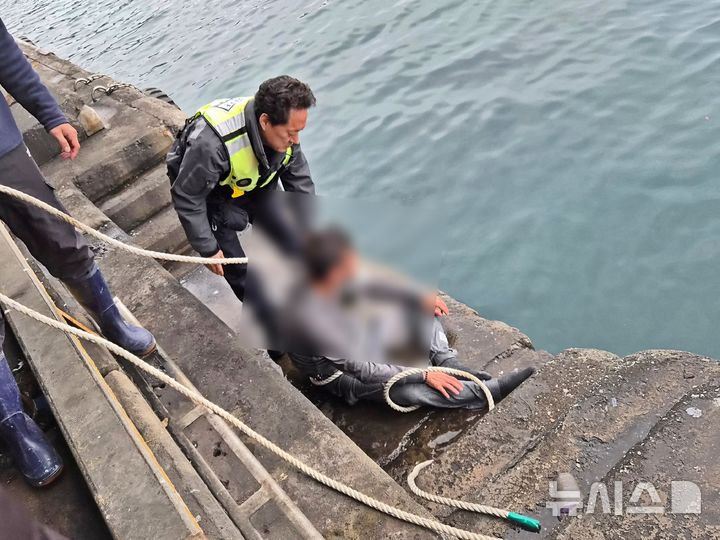 제주서 50대 취객 바다 '풍덩'…해경·수협 직원이 구조