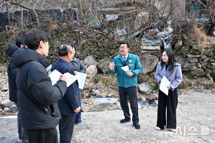[완주=뉴시스] 유의식 완주군의회 의장이 상관면 마수대마을 민원현장을 방문해 마을 주민들의 현장 민원사항을 직접 청취하고 있다. (사진= 완주군의회 제공) *재판매 및 DB 금지