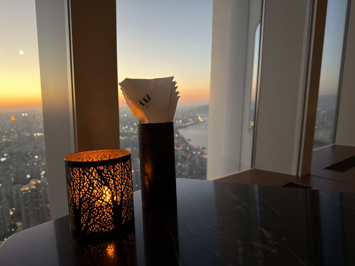 [서울=뉴시스] 김민성 기자 = 지난 5일 오후 서울 송파구 롯데월드타워 81층에 위치한 '바81'에서 바라본 서울 야경 모습. 2026.01.05. kms@newsis.com. *재판매 및 DB 금지