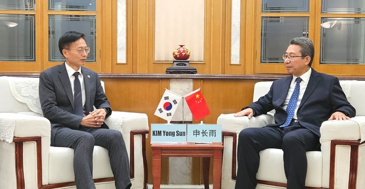 [대전=뉴시스] 중국을 방문중인 김용선(왼쪽) 지식재산처장이 션창위(申长⾬) 중국 국가지식재산국 청장과 지난 4일 베이징 국가지식재산국 회의실에서 '지식재산 분야의 심화 협력 MOU' 이행 및 향후 협력방안에 대해 논의하고 있다.(사진=지식재산처 제공) *재판매 및 DB 금지