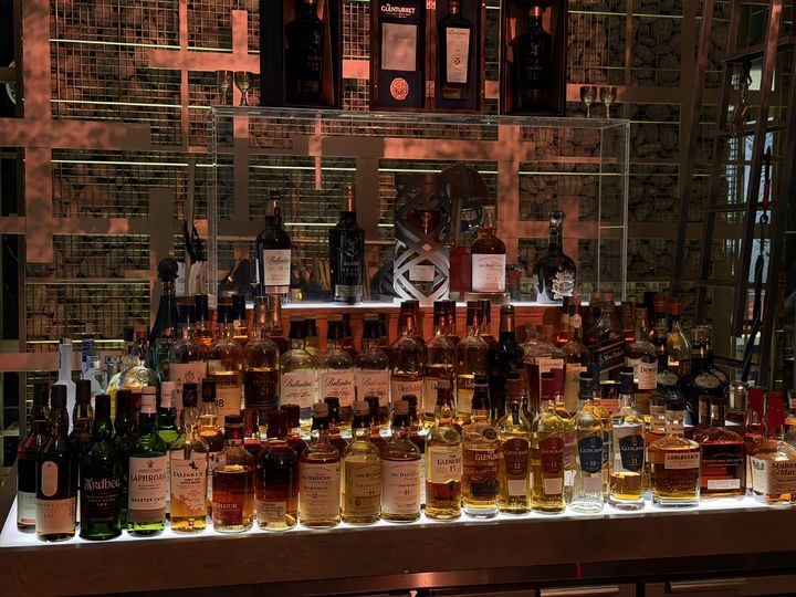 [서울=뉴시스] 김민성 기자 = 시그니엘 서울 '바81'에 전시된 위스키 모습. 2026.01.05. kms@newsis.com. *재판매 및 DB 금지