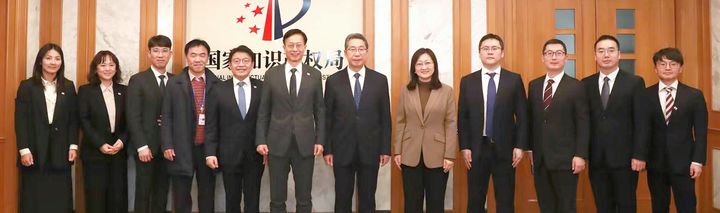 [대전=뉴시스] 김용선 지식재산처장(왼쪽서 여섯번째)과 션창위(申长⾬) 중국 국가지식재산국 청장(왼쪽서 일곱번째)이 지식재산 최고책임자회의를 가진 뒤 양기관 관계자들과 기념촬영을 하고 있다.(사진=지식재산처 제공) *재판매 및 DB 금지