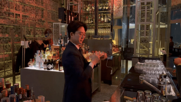 [서울=뉴시스] 김민성 기자 = 국내 최연소 믹솔로지스트 김지유 바텐더가 바81의 시그니처 칵테일을 제조하고 있다. 2026.01.05.kms@newsis.com. *재판매 및 DB 금지