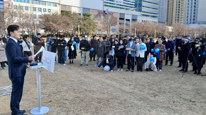 [대전=뉴시스] 조명휘 기자 = 장철민(더불어민주당·대전 동구) 국회의원이 6일 대전시청 남문광장에서 회견을 열고 대전충남통합단체장 선거 출마를 선언하고 있다. 2025.01.06. photo@newsis.com *재판매 및 DB 금지