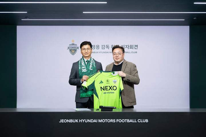 [서울=뉴시스] 프로축구 K리그1 전북 현대에 부임한 정정용 감독(왼쪽), 이도현 단장. (사진=전북 현대 제공) 