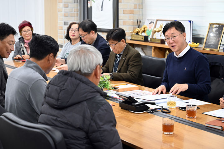 [안산=뉴시스]이민근 안산시장(사진 오른쪽 첫 번째)이 5일 시장 집무실에서 풍·육도 주민들과 간담회를 진행하고 있다.(사진=안산시 제공)2026.01.06.photo@newsis.com *재판매 및 DB 금지