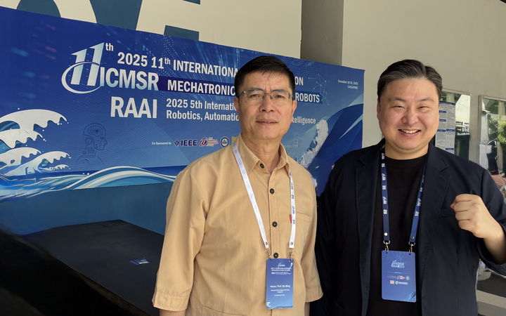 형지엘리트가 ‘시니어 웨어러블 로봇’ 사업의 글로벌 전략 점검에 나서며 사업화에 속도를 내고 있다. 사진은 지난해 12월 20일 싱가포르 난양공과대학교(NTU)에서 열린 ‘RAAI 2025'에 참석한 최준호 형지엘리트 대표이사(오른쪽)와 난양공과대학교 시에 밍(Xie Ming, 왼쪽) 교수의 모습. (사진=형지엘리트) *재판매 및 DB 금지