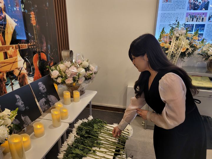 [대구=뉴시스] 이상제 기자 = 6일 오후 대구 중구 대봉동 김광석스토리하우스를 찾은 채송아 첼리스트가 헌화하고 있다. 2026.01.06. king@newsis.com *재판매 및 DB 금지