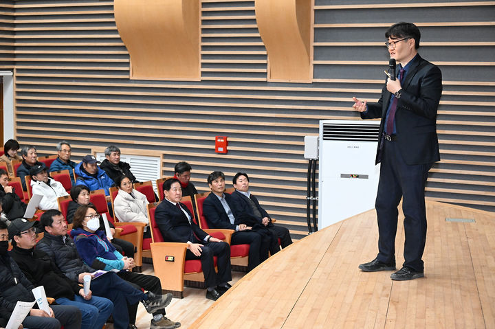 [평창=뉴시스] 외국인 계절근로자 농가 고용주 교육에서 심재국 군수가 강사의 설명을 경청하고 있다. (사진=평창군 제공) 2026.01.06. photo@newsis.com *재판매 및 DB 금지