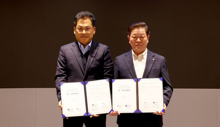 [광명=뉴시스]박승원 광명시장(사진 오른쪽)이 6일 한우진 서울교통공사 토목처장과 '광명사거리역 내부 중앙계단 에스컬레이터 설치를 위한 기본 및 실시설계 용역 위수탁 협약서'를 들고 기념을 촬영하고 있다.(사진=광명시 제공)2026.01.06.photo@newsis.com *재판매 및 DB 금지