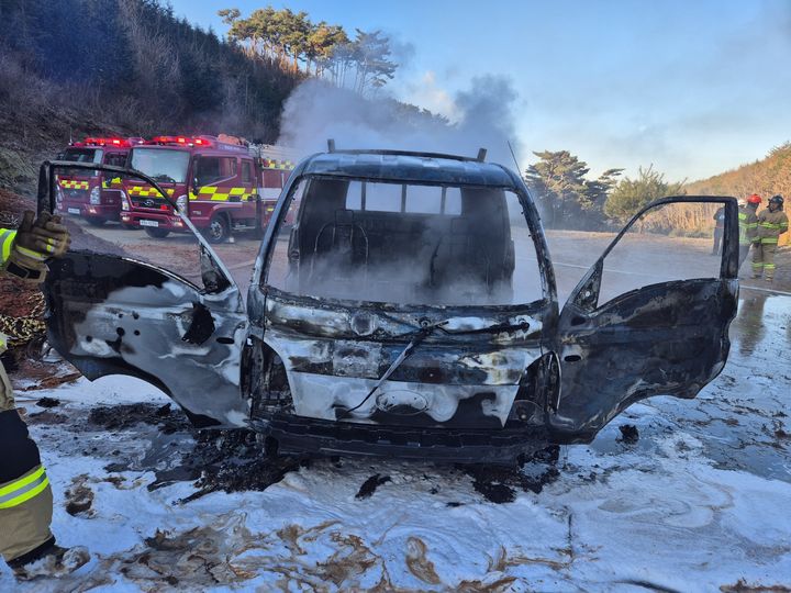 [보령=뉴시스] 6일 오전 8시39분께 충남 보령시 오천면 오포리의 한 단독주택 앞 공터에 주차돼 있던 1t 트럭에서 불이 나 소방대원이 진화에 나서고 있다. (사진=보령소방서 제공) 2026.01.06. photo@newsis.com *재판매 및 DB 금지