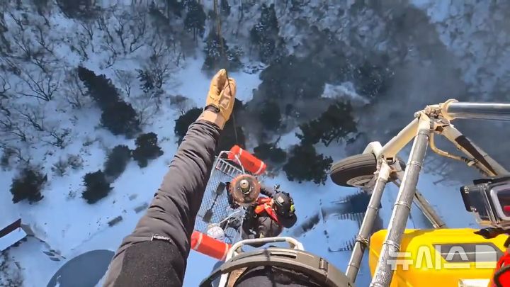 [제주=뉴시스] 6일 오후 제주 한라산 백록담 인근에서 해경이 헬기를 이용해 응급환자를 구조하고 있다. (사진=제주지방해양경찰청 제공) 2026.01.06. photo@newsis.com