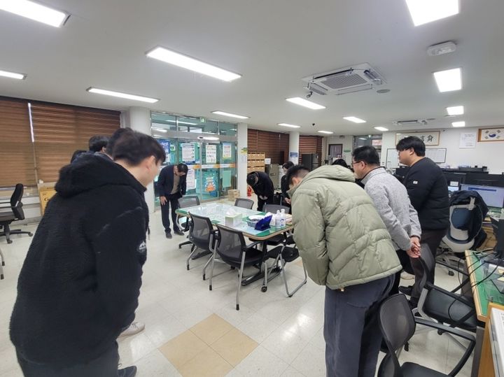 [밀양=뉴시스] 조정제 산내면장이 직원들을 대상으로 친절·소통·봉사를 주제로 친절 강의를 진행하고 있다. (사진= 밀양시 제공) 2026.01.06. photo@newsis.com *재판매 및 DB 금지