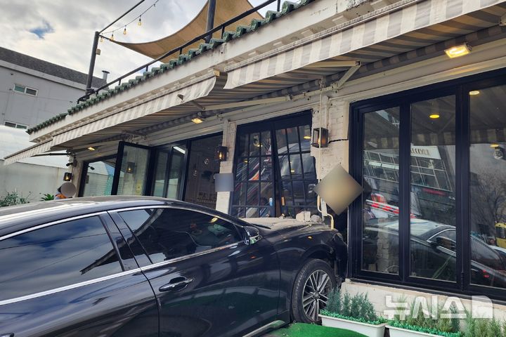 인천서 60대女 몰던 승용차, 카페로 돌진…"페달 착각"