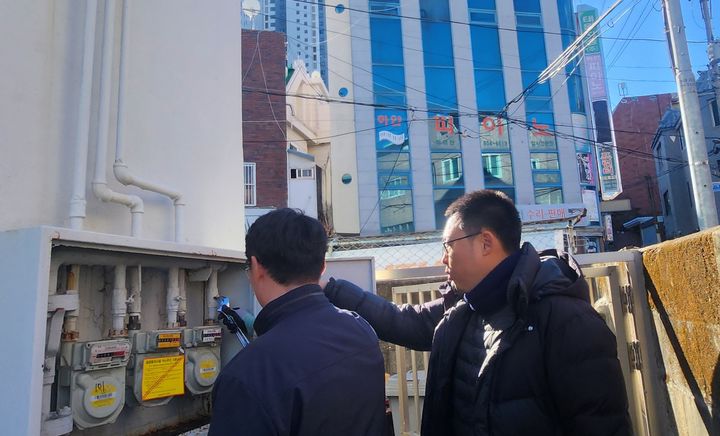 [부산=뉴시스] 부산 부산진구 초읍동에 근무하는 정지훈 주무관(오른쪽)이 현장을 가스 누출 현장을 점검하고 있다. (사진=부산진구 제공) 2026.01.06. photo@newsis.com *재판매 및 DB 금지