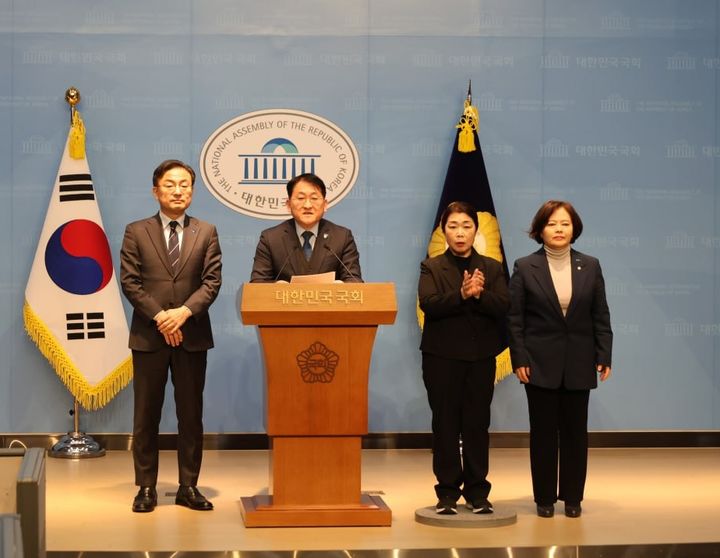 [서울=뉴시스]조국혁신당은 6일 오후 국회 소통관에서 '돈 공천' 추방을 위한 4대 입법 과제를 제안하는 기자회견을 진행했다. (사진=차규근 조국혁신당 의원실 제공) 2026.01.06. photo@newsis.com *재판매 및 DB 금지