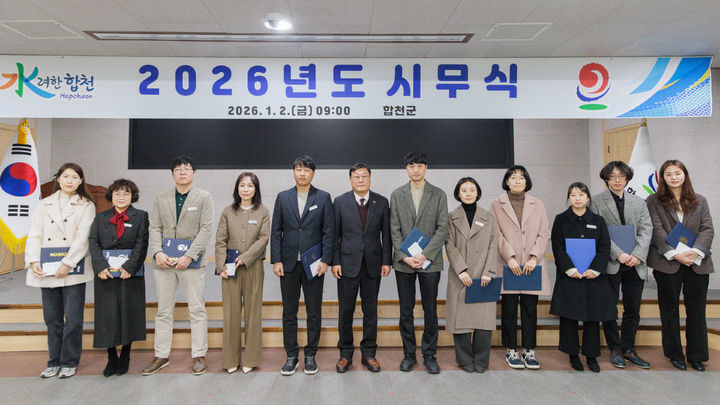 [합천=뉴시스] 합천군 2025년 하반기 적극행정 우수공무원, 우수부서 선정-왼쪽부터 김명현, 이창희, 김경두, 배성애, 정성용 (사진=합천군 제공) 2026. 01. 06. photo@newsis.com *재판매 및 DB 금지