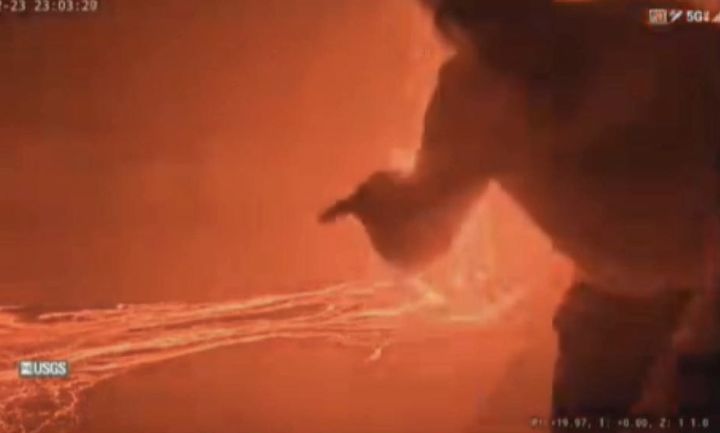 인증샷이 뭐라고…분출 중 화산에 접근한 관광객 논란