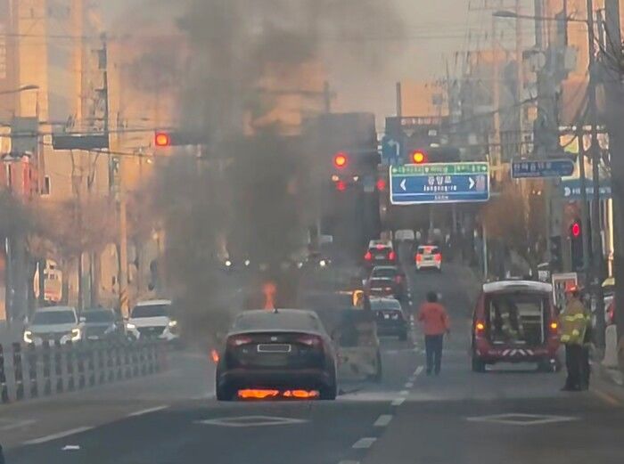 [서산=뉴시스] 6일 오후 4시32분께 충남 서산시 동문동 대신증권 맞은편 도로를 주행 중이던 승용차에서 불이 나 차량에서 불길과 연기가 치솟고 있다. (사진=독자 제공) 2026.01.06. photo@newsis.com *재판매 및 DB 금지