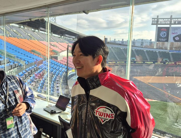 [서울=뉴시스] 문채현 기자 = 프로야구 LG 트윈스의 장시환이 6일 서울 잠실구장에서 열린 구단 신년인사회를 마친 뒤 취재진을 만나 인터뷰에 응하고 있다. 2026.01.06. dal@newsis.com *재판매 및 DB 금지