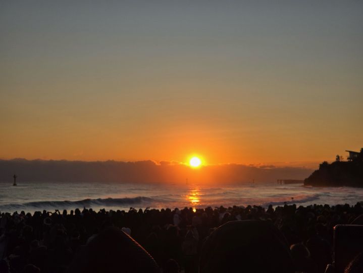 [동해=뉴시스] 동해시 대표 해맞이 명소인 망상해변에서 관광객들이 해맞이를 하고 있다.(사진=동해시 제공)photo@newsis.com *재판매 및 DB 금지