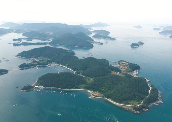 [거제=뉴시스] 신정철 기자= 경남 거제시는 오는 8일 오전 11시부터 둔덕면 화도 어업인 안전쉼터에서 ‘화도 마을환경 정비사업’ 추진과 관련한 주민설명회를 개최한다.사진은 항공사진으로 촬영한 화도 전경.(사진=거제시 제공).2026.01.06. photo@newsis.com *재판매 및 DB 금지