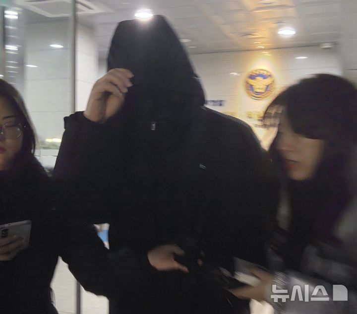 [서울=뉴시스]김윤영 수습기자=강선우 무소속 의원의 전직 보좌관이자 지역구 사무국장을 지낸 A씨가 공천헌금 의혹과 관련해 피의자 신분으로 조사를 받은 뒤 6일 오후 10시42분께 서울 마포구 서울경찰청 공공범죄수사대를 나서고 있다.2026.01.06. youn@newsis.com 