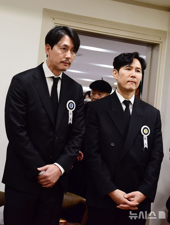 [서울=뉴시스] 사진공동취재단 = 5일 서울 서초구 서울성모병원 장례식장에 마련된 배우 안성기의 빈소에서 배우 정우성과 이정재가 조문객을 맞이하고 있다. 2026.01.06. photo@newsis.com