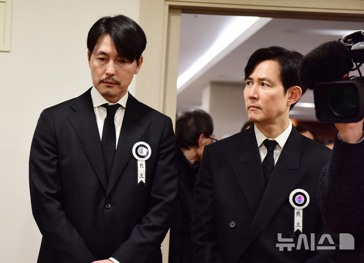 침통한 표정으로 故 안성기 빈소 지키는 정우성-이정재 [뉴시스Pic]