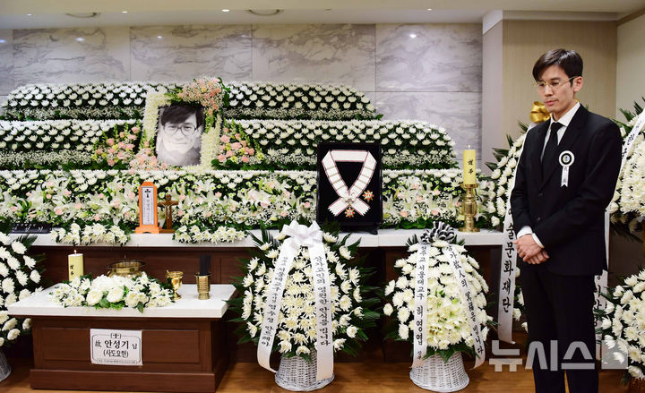 [서울=뉴시스] 사진공동취재단 = 5일 서울 서초구 서울성모병원 장례식장에 마련된 배우 안성기의 빈소에서 고인의 장남 다빈씨가 조문객을 맞이하고 있다. 2026.01.06. photo@newsis.com