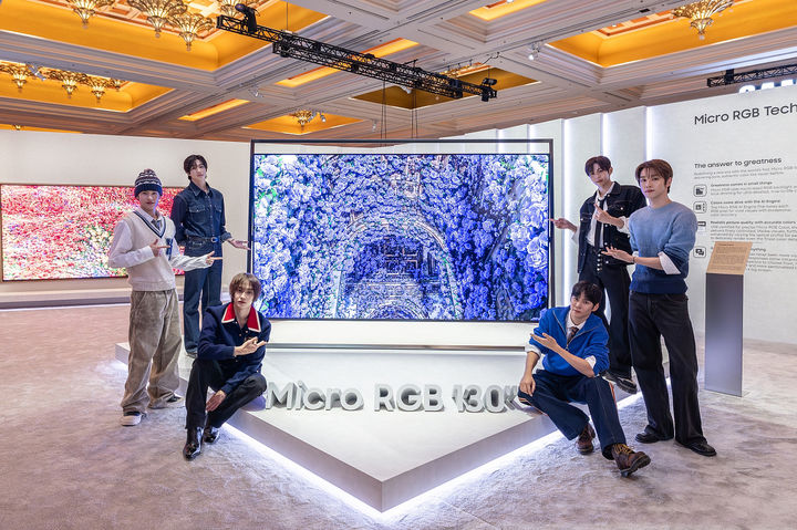 [서울=뉴시스] 삼성전자는 6일 글로벌 브랜드 앰버서더인 그룹 라이즈(RIIZE)가 미국 라스베이거스에서 열리는 세계 최대 전자 전시회 CES 2026에서 삼성전자 '더 퍼스트룩'에 참여해 삼성의 AI 기술이 일상에 자연스럽게 스며드는 혁신 경험을 전 세계 고객에게 선보였다고 밝혔다. 사진은 라이즈가 세계 최초 '130형 마이크로 RGB TV'를 소개하는 모습. (사진=삼성전자 제공) 2026.01.06. photo@newsis.com *재판매 및 DB 금지
