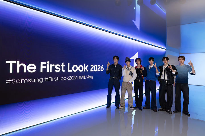 [서울=뉴시스] 삼성전자는 6일 글로벌 브랜드 앰버서더인 그룹 라이즈(RIIZE)가 미국 라스베이거스에서 열리는 세계 최대 전자 전시회 CES 2026에서 삼성전자 '더 퍼스트룩'에 참여해 삼성의 AI 기술이 일상에 자연스럽게 스며드는 혁신 경험을 전 세계 고객에게 선보였다고 밝혔다. (사진=삼성전자 제공) 2026.01.06. photo@newsis.com *재판매 및 DB 금지