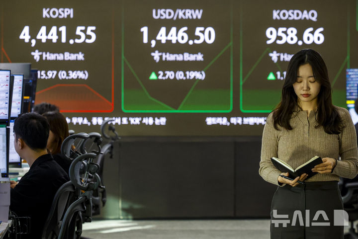 [서울=뉴시스] 정병혁 기자 = 6일 서울 중구 하나은행 딜링룸에서 직원들이 업무를 보고 있다.&nbsp; 이날 코스피는 전 거래일(4457.52) 보다 11.44포인트(0.26%) 내린 4446.08에, 코스닥 지수는 전 거래일(957.50) 보다 1.88포인트(0.20%) 오른 959.38에 출발했다. 서울 외환시장에서 원·달러 환율은 전 거래일 주간거래 종가(1443.8)보다 1.2원 오른 1445원에 출발했다.2026.01.06. jhope@newsis.com