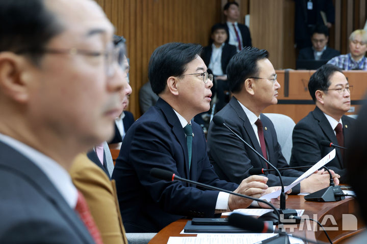 [서울=뉴시스] 고승민 기자 = 송언석 국민의힘 원내대표가 6일 서울 여의도 국회에서 열린 원내대책회의에서 발언하고 있다. 2026.01.06. kkssmm99@newsis.com