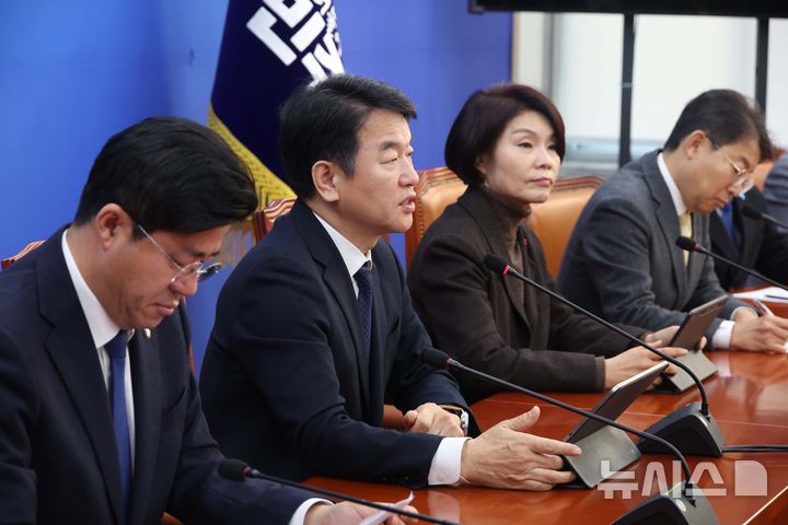 [서울=뉴시스] 조성봉 기자 = 문진석 더불어민주당 원내대표 직무대행이 6일 오전 서울 여의도 국회에서 열린 원내대책회의에서 발언을 하고 있다. 2026.01.06. suncho21@newsis.com